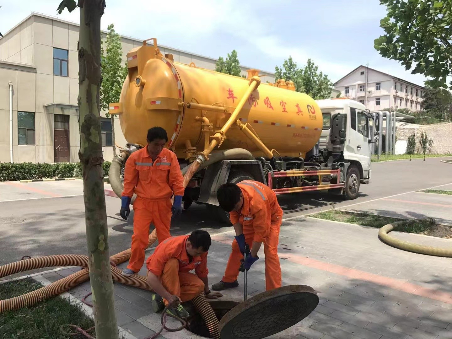 二道管道疏通车停在窨井附近