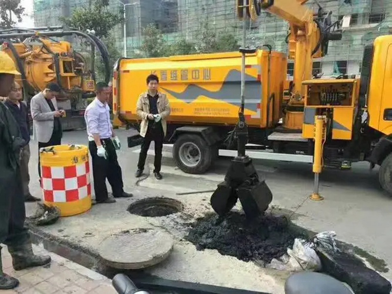 二道街道：网格员化身“清道夫”，为民解忧疏通“堵心”化粪池