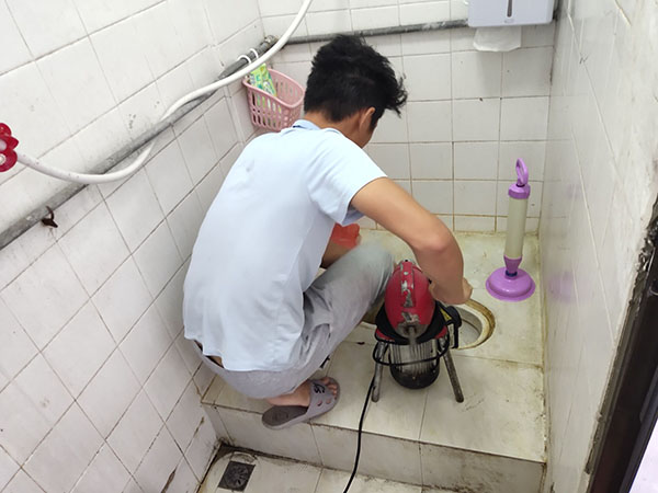 二道肥皂掉到马桶里把马桶堵住了怎么办？马桶堵住了怎么办