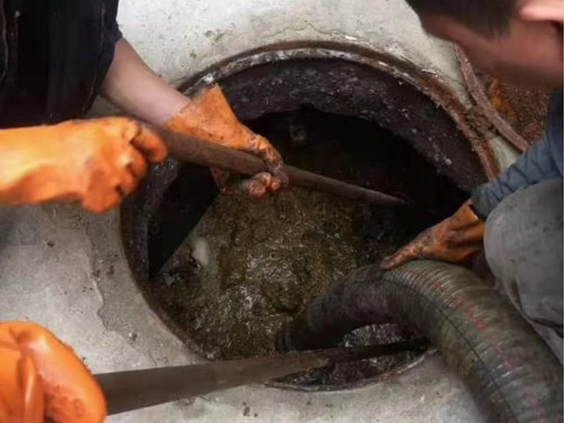 二道清理化粪池时如何避免沼气的危害？